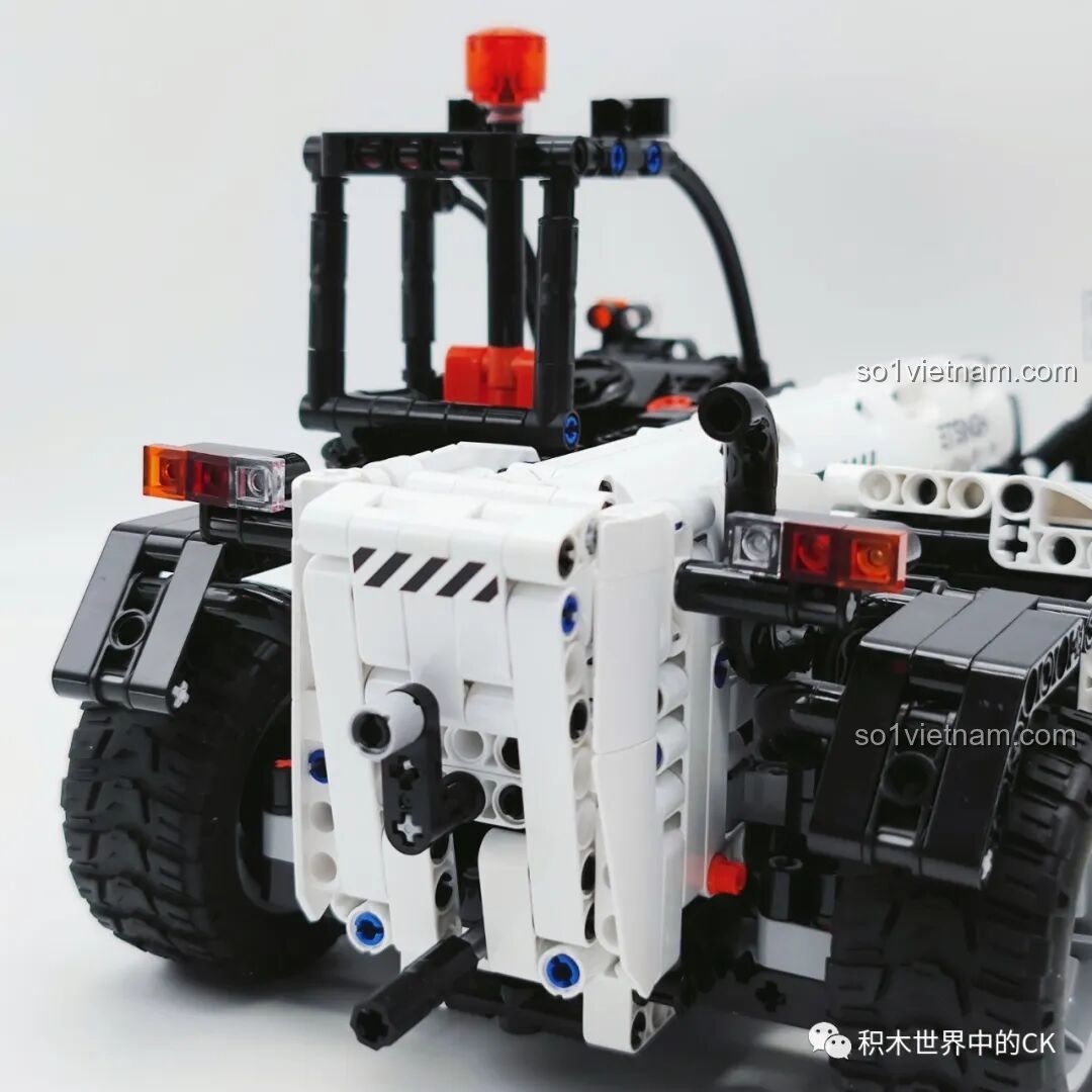 Cơ chế chuyển đổi hệ thống lái 2 chế độ độc đáo ở phía sau của bộ lắp ráp Xe Nâng Cần Vươn ONEBOT.