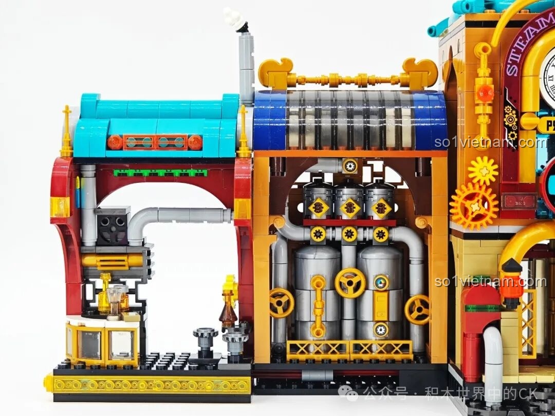 Toàn cảnh hệ thống lò hơi và đường ống chằng chịt bên trong mô hình ZHEGAO 958013, thể hiện đúng tinh thần Steampunk.