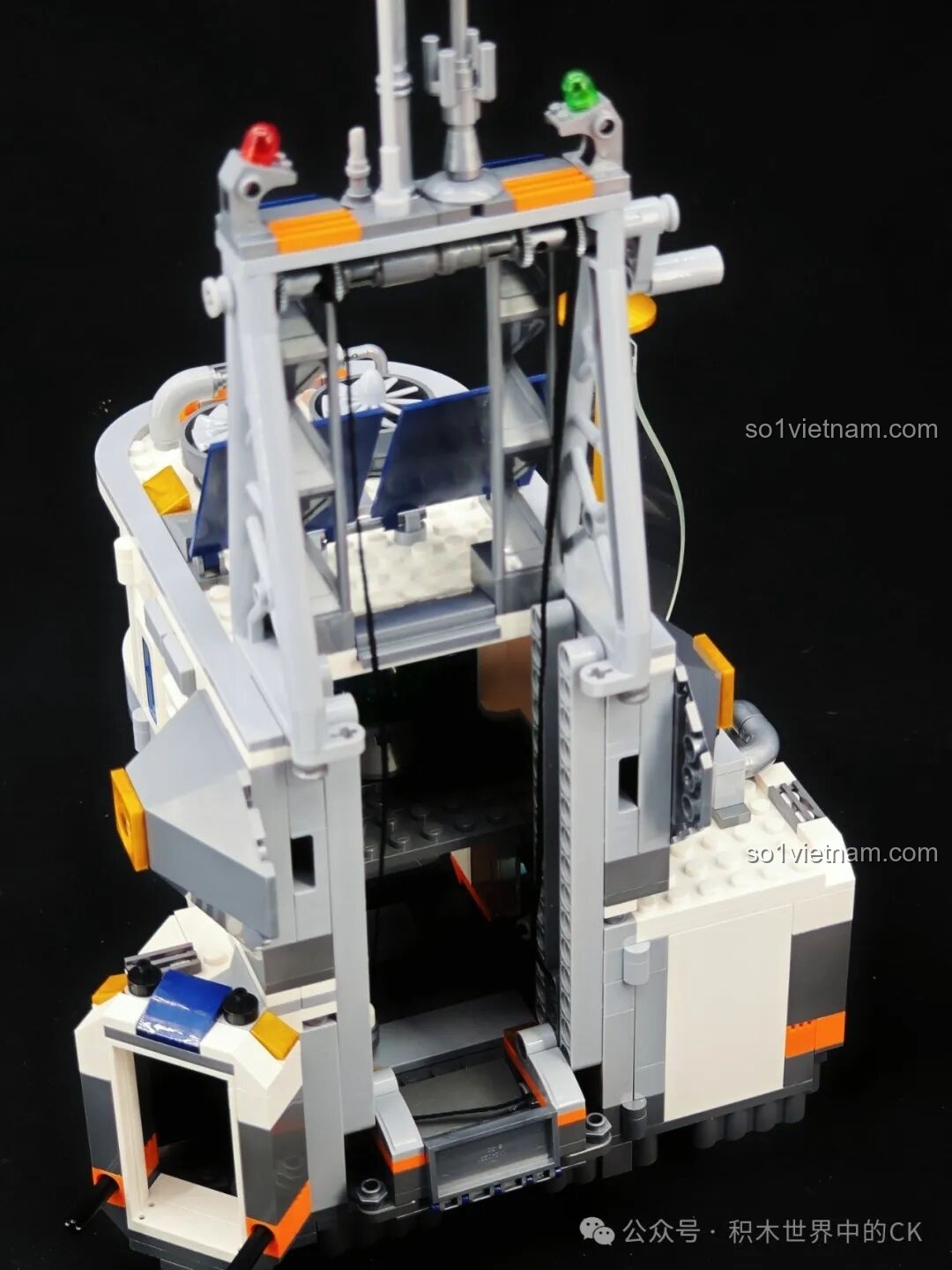 Hệ thống thang máy có thể hoạt động bên trong Căn Cứ Mặt Trăng Keeppley K10235, một tính năng chơi độc đáo.
