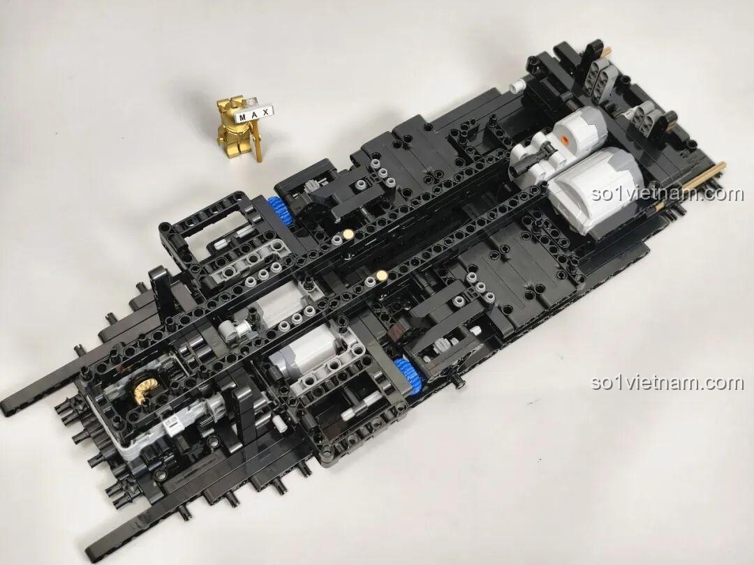 Hệ thống treo và giảm xóc của Reobrix 11010 Maserati GranTurismo, sử dụng lò xo dày dặn.