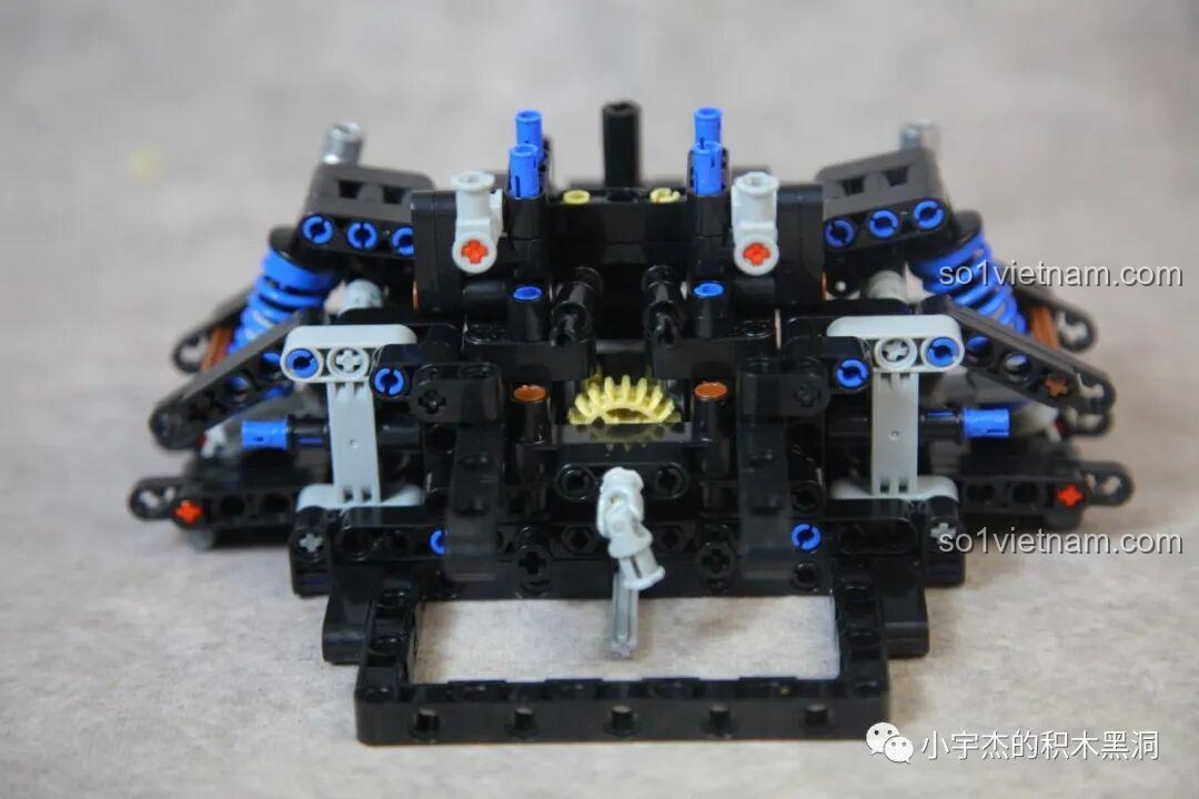 Cụm hệ thống treo sau của xe CBOX X001 đã hoàn thiện, cho thấy bộ vi sai và các khớp nối phức tạp, nền tảng cho chiếc xe.