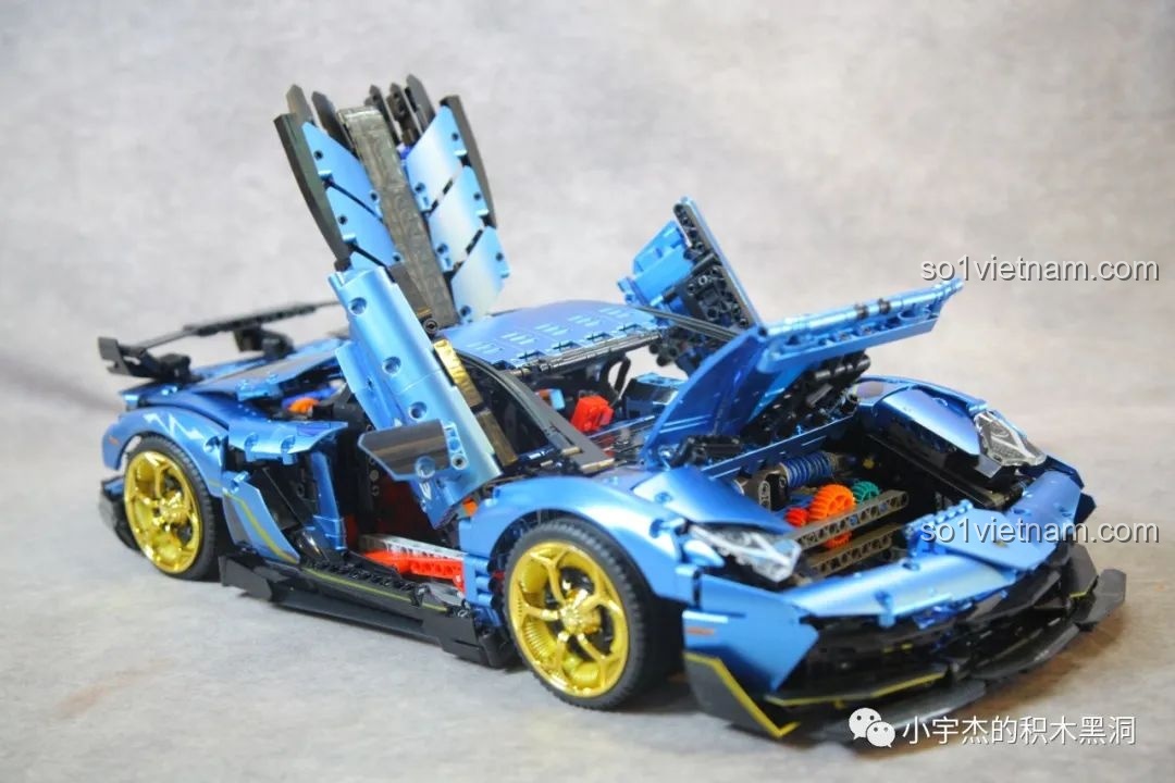 Cận cảnh hệ thống treo và lái bên dưới nắp capo của K-box 10520, một thiết kế cơ khí thông minh.