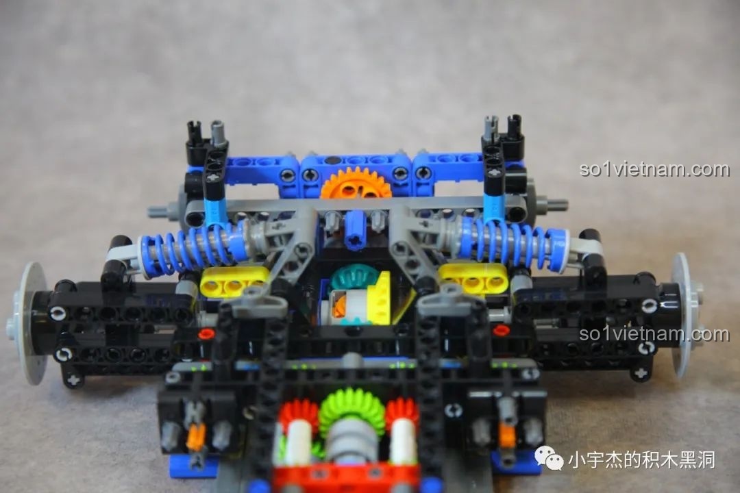 Hệ thống truyền động và treo trước của K-box 10520 đang dần thành hình, kết nối các bộ phận cơ khí lại với nhau.