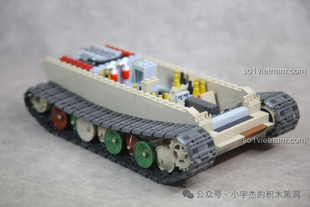Góc nhìn khác của hệ thống xích đã hoàn chỉnh trên bộ đồ chơi quân sự Xe tăng chiến đấu Panther G cho con trai 6+.