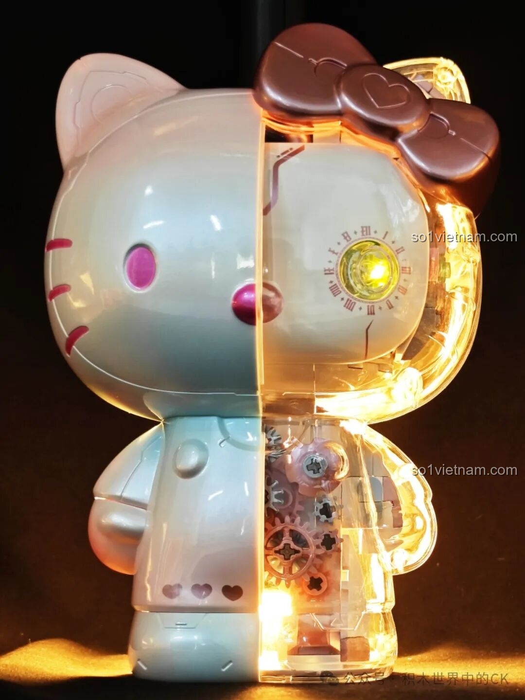 Thành phẩm mô hình Hello Kitty Bạc Kim Đại Thể TOP TOY nhìn từ bên cạnh với ánh sáng chiếu vào