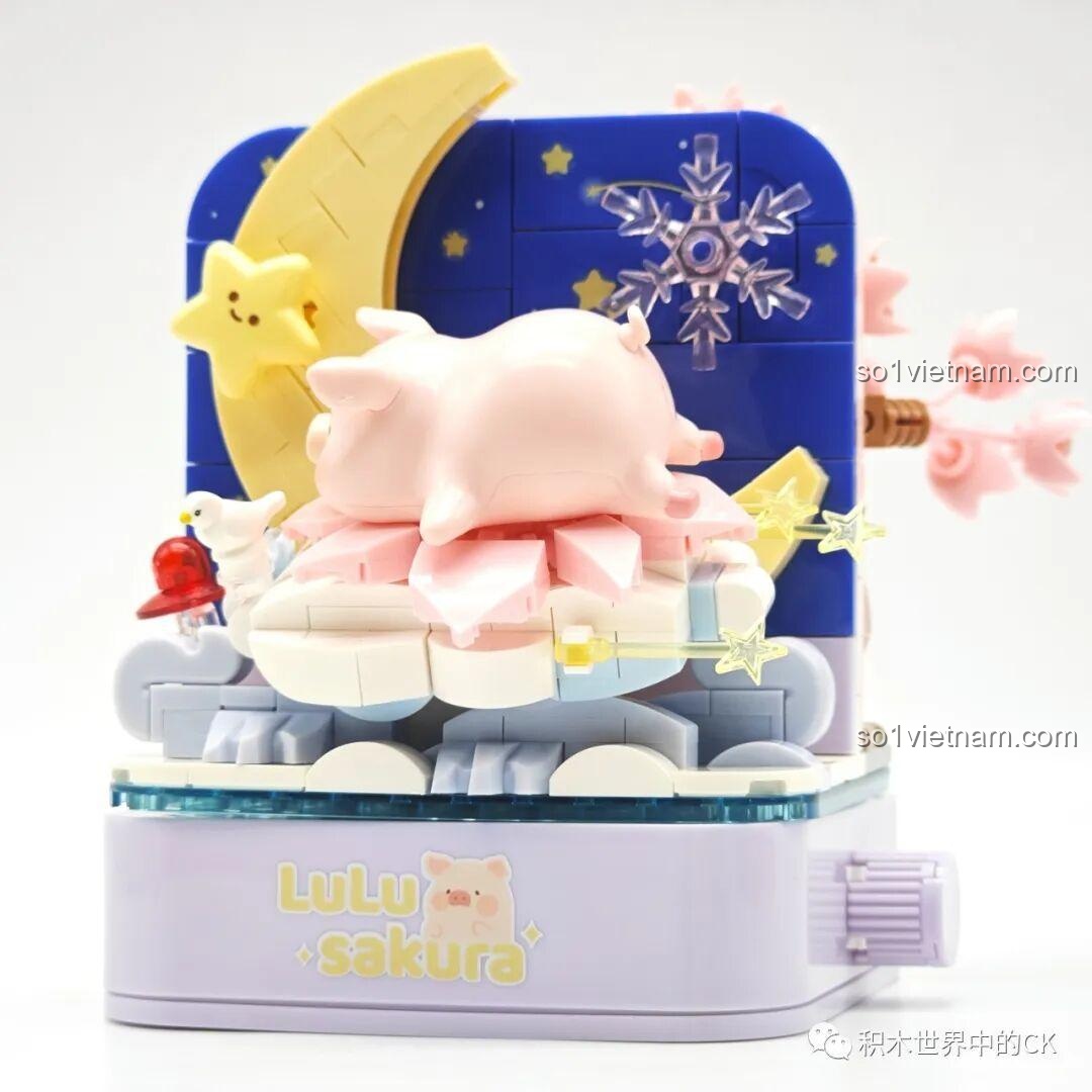 Góc nhìn cận cảnh Heo LuLu đang nằm trên đám mây trong bộ lắp ghép Sembo 608077.