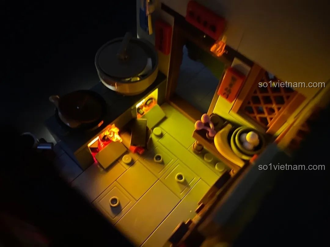 Hiệu ứng ánh sáng từ viên gạch phát sáng trong bếp lò, tạo không khí ấm cúng vào ban đêm.