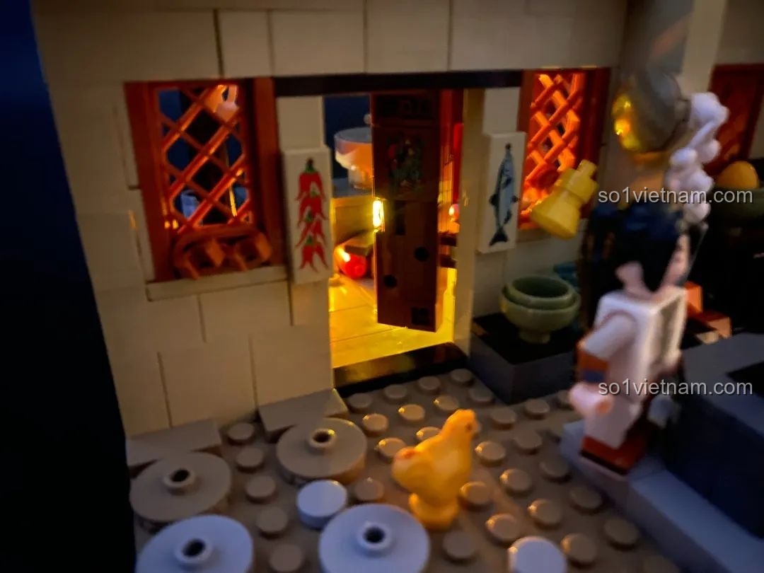 Ánh sáng hắt ra từ cửa sổ và cửa ra vào của nhà bếp, tạo nên một khung cảnh đêm lung linh.