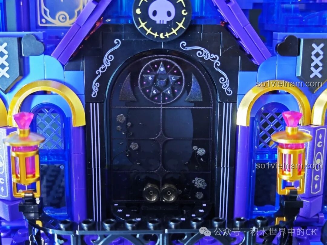 Hiệu ứng ánh sáng xanh nổi bật trên mặt tiền bộ xếp hình Lâu đài Gothic của Kuromi.