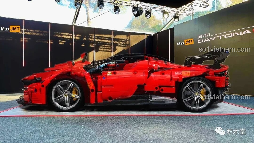 Hiệu ứng chồng hình ảnh mô hình Panlos Brick 673006 lên trên ảnh xe thật để thấy sự tương đồng về tỷ lệ.