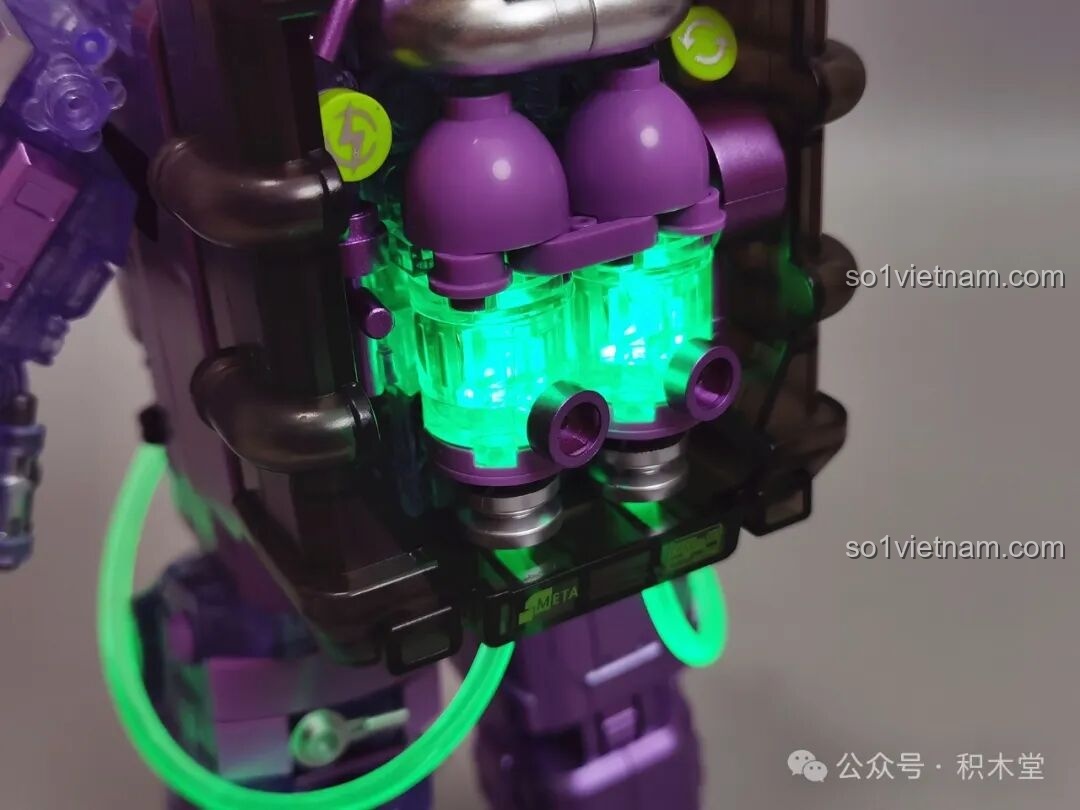 Hiệu ứng đèn LED màu xanh lá cây phát sáng từ bên trong ba lô của mô hình phi hành gia TOP TOY TC1412.