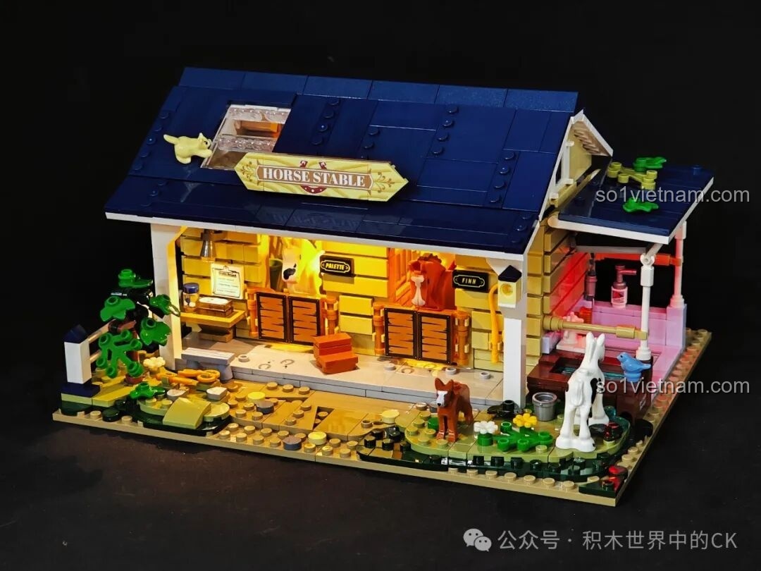 Mô hình Chuồng Ngựa FunWhole F9080 trở nên lung linh và ấm cúng dưới hiệu ứng của đèn LED vào ban đêm.