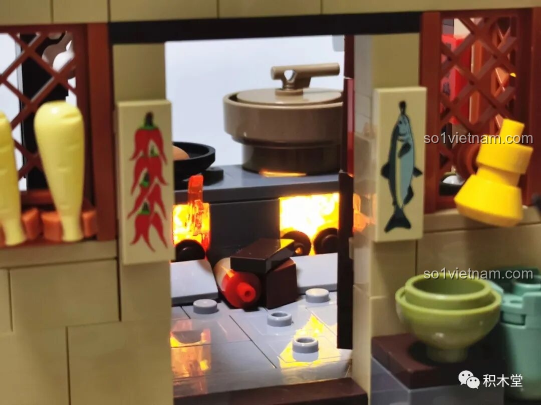 Hiệu ứng ánh sáng màu vàng từ gạch đèn còn lại trong bếp, mang lại cảm giác khác biệt.