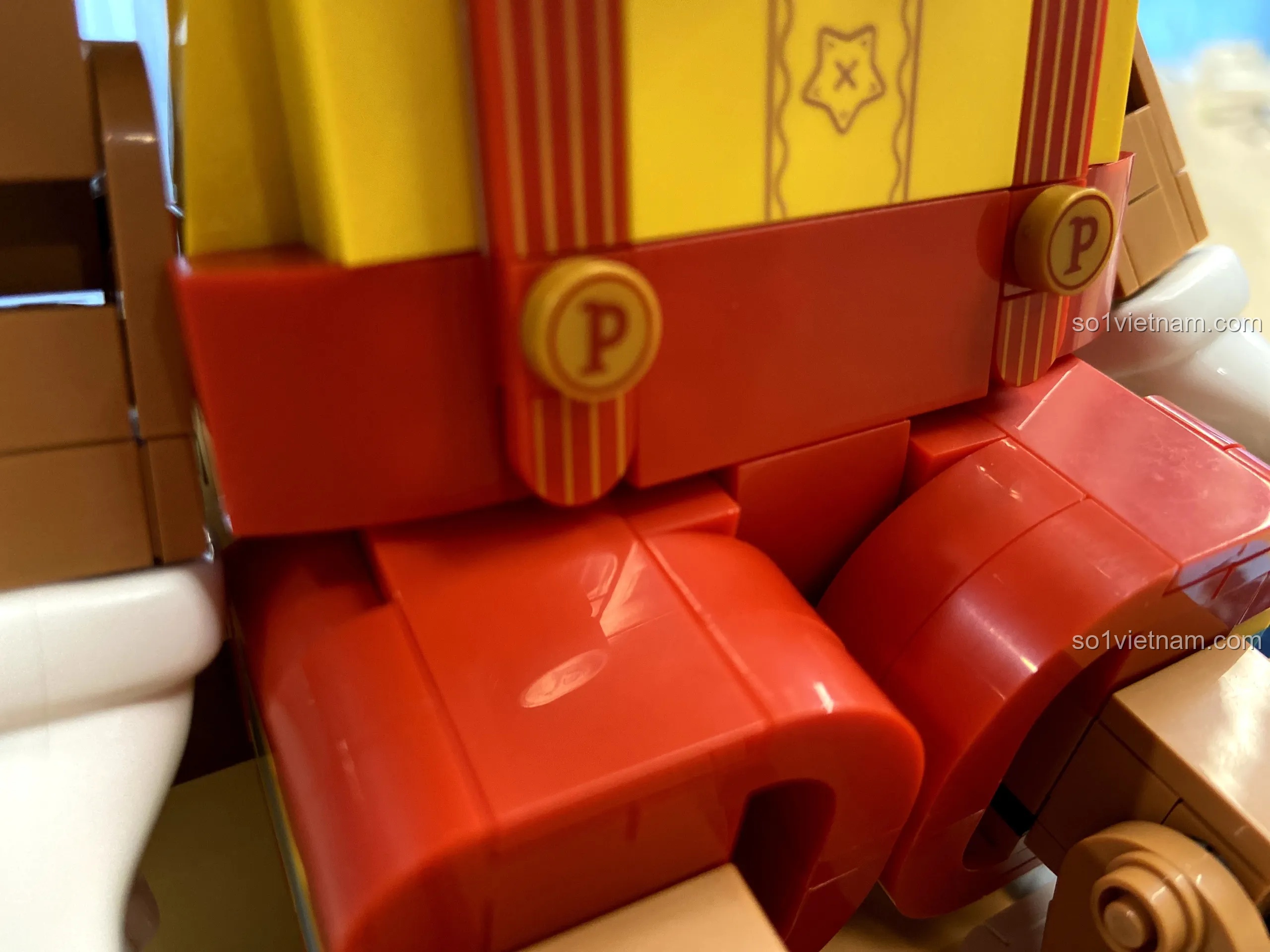 Cận cảnh hiệu ứng đèn LED và các minifigure trên 