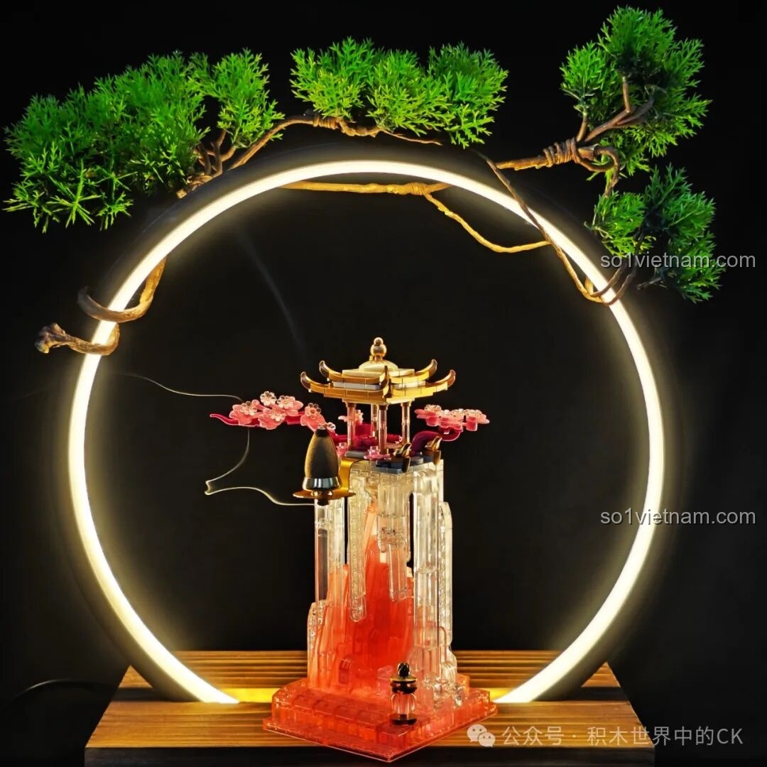 Hiệu ứng khói trầm chảy ngược từ nụ trầm trên đỉnh mô hình Đình Phú Nguyệt, tạo thành dòng thác khói huyền ảo.