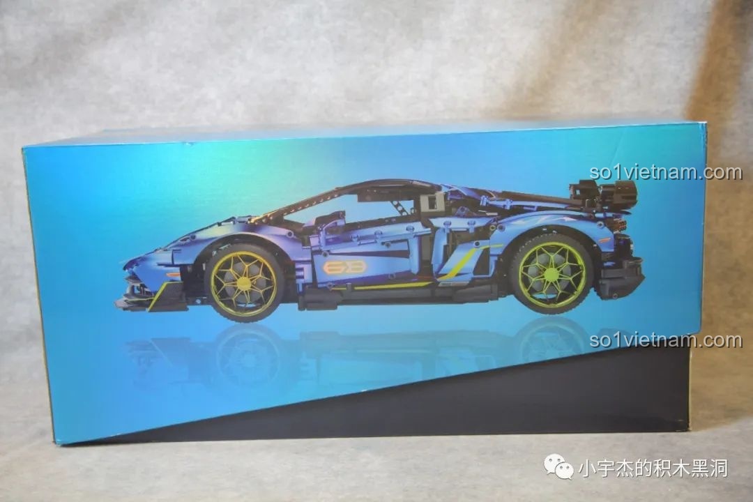 Hình ảnh bên hông của hộp K-box 10520, cho thấy góc nhìn khác của siêu xe Lamborghini 'Bò Mộng' SVJ.