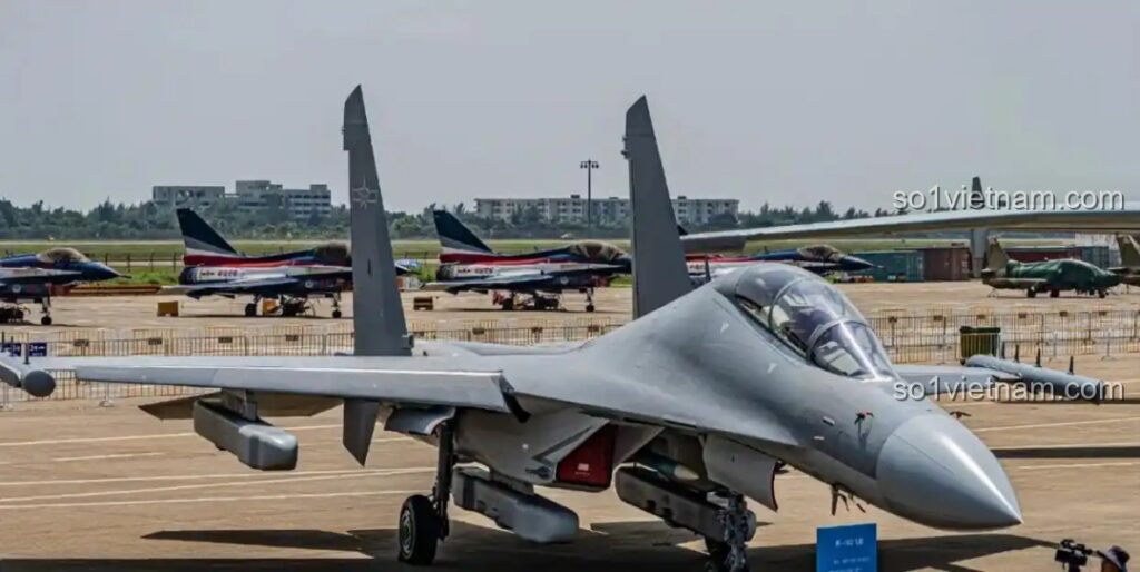 Hình ảnh thực tế của máy bay chiến đấu J-16D tại một triển lãm hàng không, làm nguồn cảm hứng cho bộ lắp ráp Keeppley 23036.