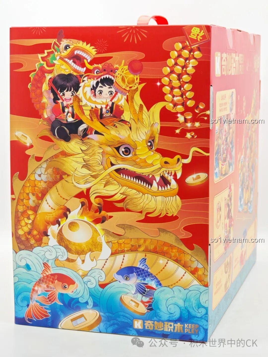 Hình minh họa nghệ thuật trên hộp Keeppley K19908, hai minifigure cưỡi trên lưng linh vật Rồng Vàng 2024.