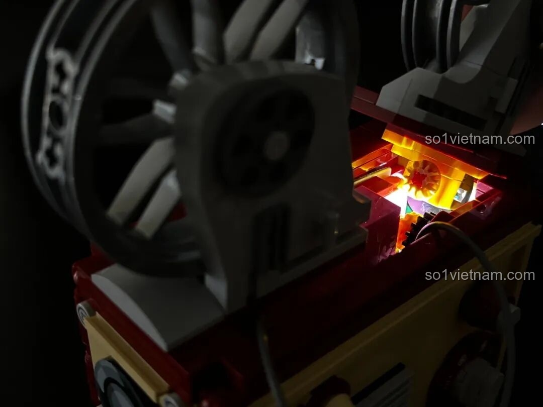 Hình ảnh quảng cáo bộ sưu tập Pantasy Retro Collection, với Gramophone và Máy Chiếu Phim Cổ Điển, thu hút người yêu phong cách retro.