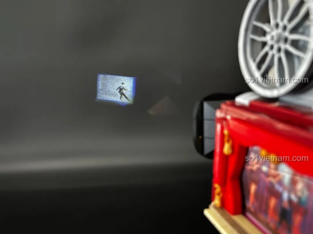 Hình ảnh quảng cáo bộ sưu tập Pantasy Retro Collection, với Gramophone và Máy Chiếu Phim Cổ Điển, thu hút người yêu phong cách retro.