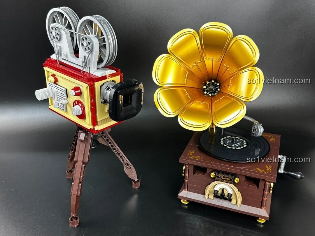 Hình ảnh quảng cáo bộ sưu tập Pantasy Retro Collection, với Gramophone và Máy Chiếu Phim Cổ Điển, thu hút người yêu phong cách retro.