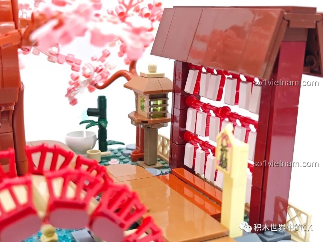 Những bông hoa anh đào hồng trắng xen kẽ, tạo hiệu ứng nở rộ tuyệt đẹp trên cây trong bộ đồ chơi Miku K20901.