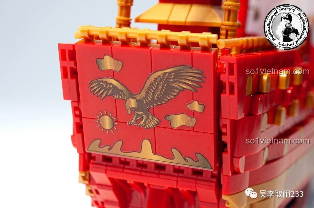 Họa tiết đại bàng tung cánh ở đuôi Thuyền Rồng Tụ Phúc FC6007 Forange, tượng trưng cho sự thăng tiến và thành công, mang ý nghĩa phong thủy tốt đẹp.