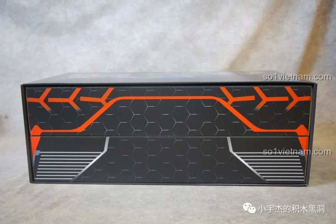 Họa tiết trang trí trên hộp K-box 10520, mang phong cách công nghệ và hiện đại, phù hợp với chủ đề siêu xe.