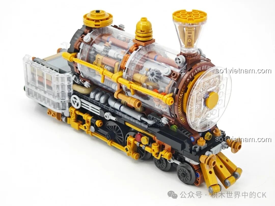 Hoàn thiện phần đầu tàu của mô hình Xe Lửa Cơ Khí Steampunk 958016 với khối động cơ trong suốt và các chi tiết vàng.