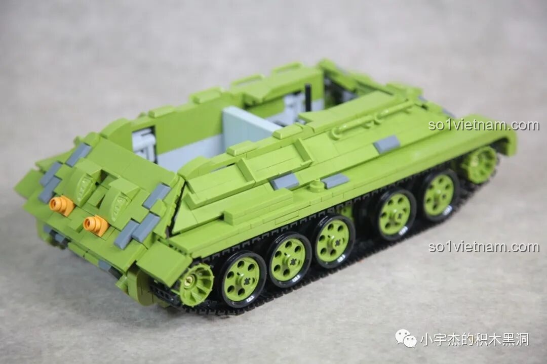 Phần thân xe tăng T-34 Panlos 632012 gần hoàn thiện với lớp giáp nghiêng và các chi tiết.