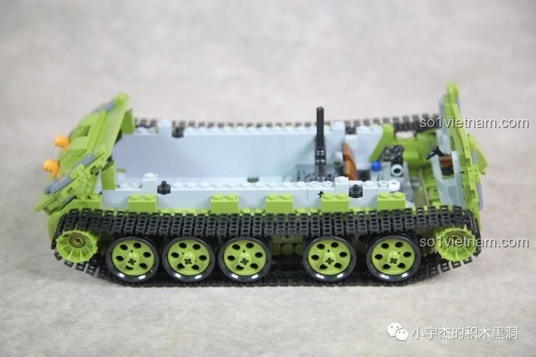 Mô hình xe tăng T-34 Panlos 632012 sau khi đã lắp ráp hoàn chỉnh hệ thống bánh xích.