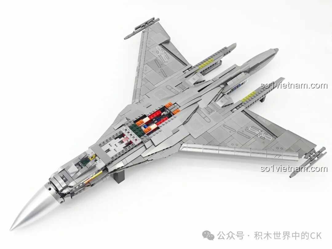 Hoàn thiện lớp vỏ trên thân máy bay J-16D, các chi tiết được in sắc nét, khớp nối chính xác, tạo nên bề mặt liền lạc.