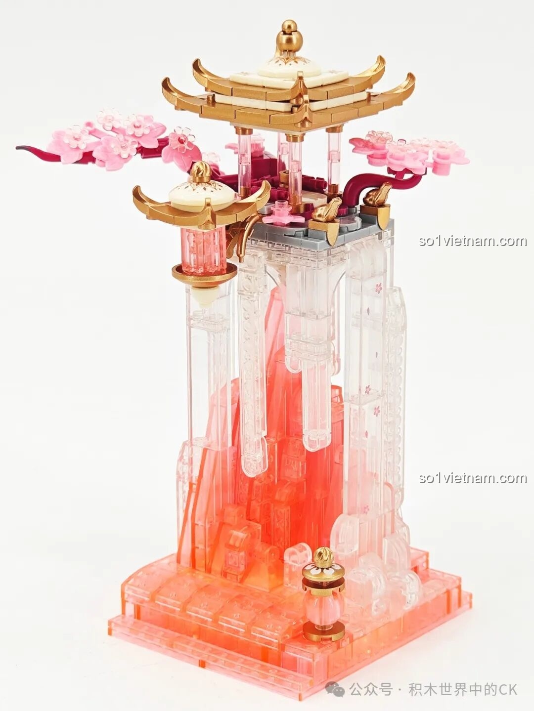 Hoàn thiện phần mái đình màu vàng gold và cành hoa anh đào của bộ đồ chơi trang trí phong cách Trung Hoa.