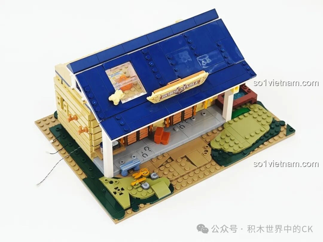 Giai đoạn lợp mái màu xanh navy cho mô hình Chuồng Ngựa FunWhole F9080, mô hình sắp hoàn thiện.