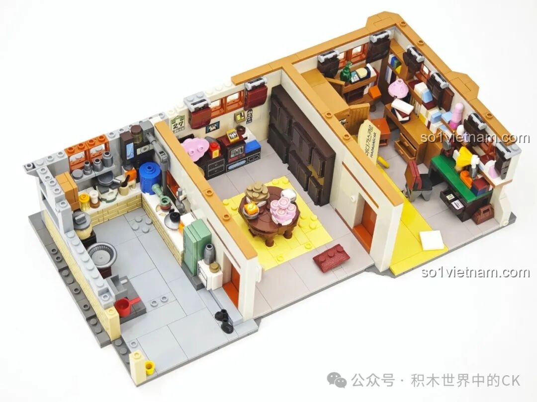 Hoàn thiện nội thất bếp trong mô hình Keeppley K22002, với đầy đủ tủ lạnh, bếp ga, và các dụng cụ nấu ăn nhỏ.