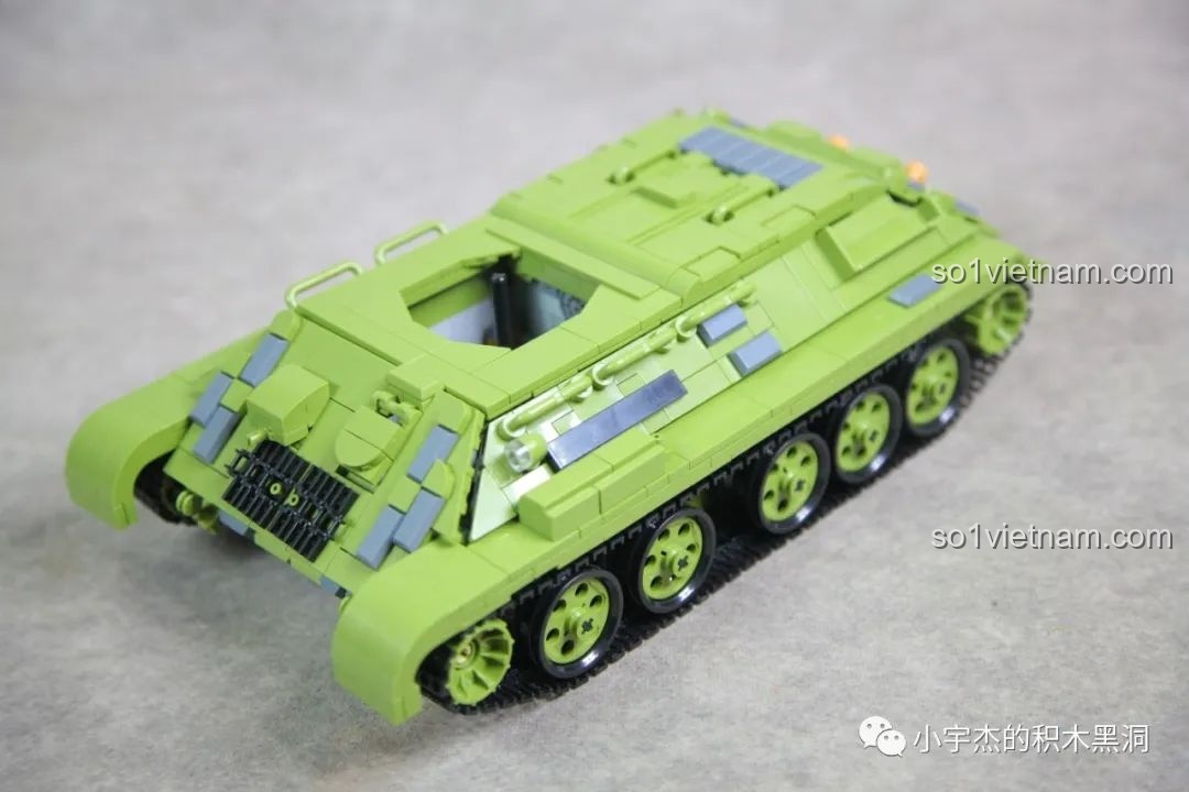 Phần thân xe tăng T-34 Panlos 632012 sau khi đã lắp động cơ và nắp che.