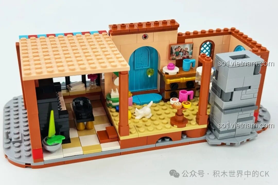 Hoàn thiện tầng 1 của mô hình ZHEGAO 613005 với chi tiết lò sưởi bằng đá và các vật dụng trang trí khác.