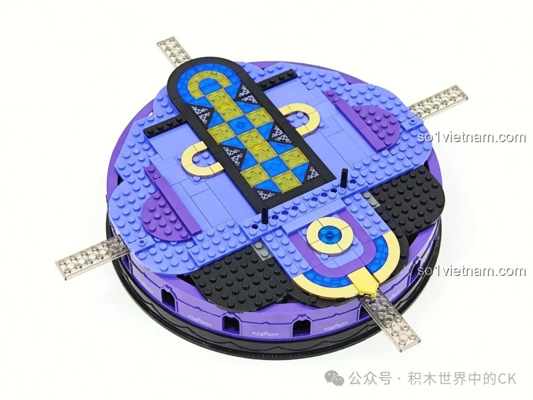 Hoàn thiện tầng một của bộ đồ chơi Lâu đài Kuromi cho con gái trên 8 tuổi với sàn caro.