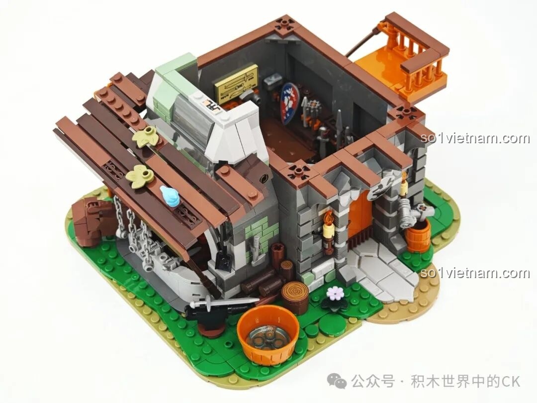 Tầng trệt của xưởng rèn Funwhole F9040 sau khi hoàn thiện, với đầy đủ các chi tiết như lò nung, xích sắt, thùng nước.