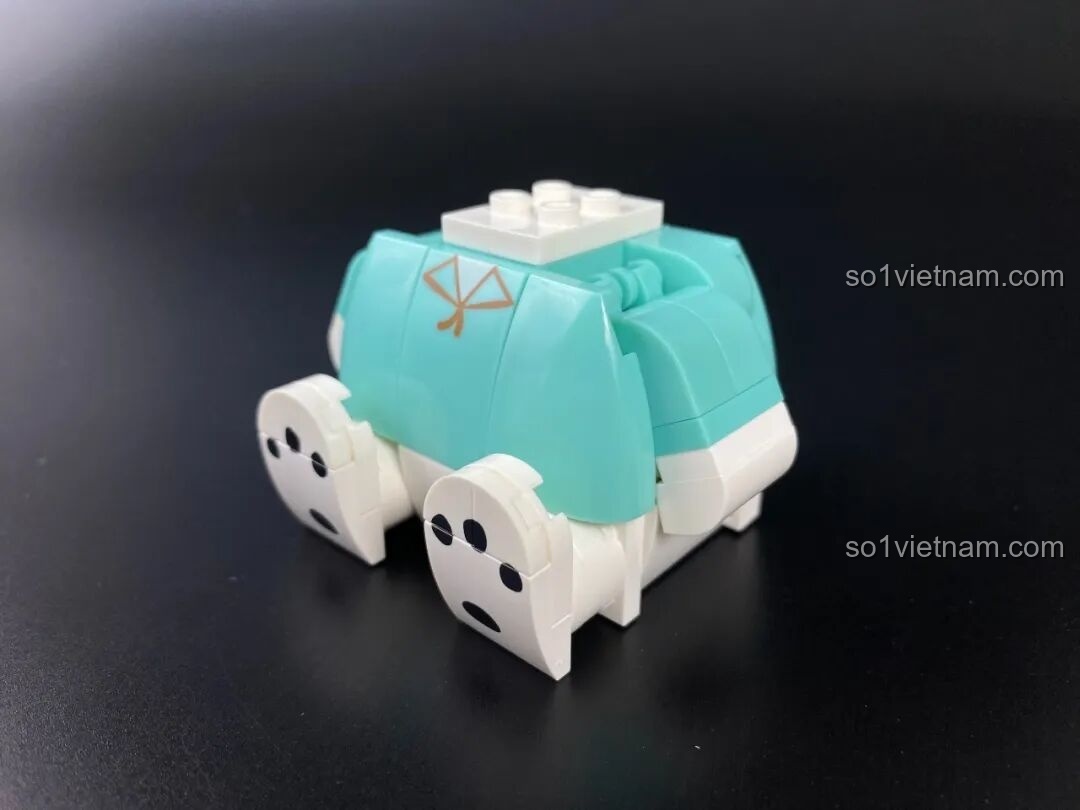 Hoàn thiện phần thân dưới của mô hình Pochacco, với các mảnh ghép cong tạo hình mềm mại.