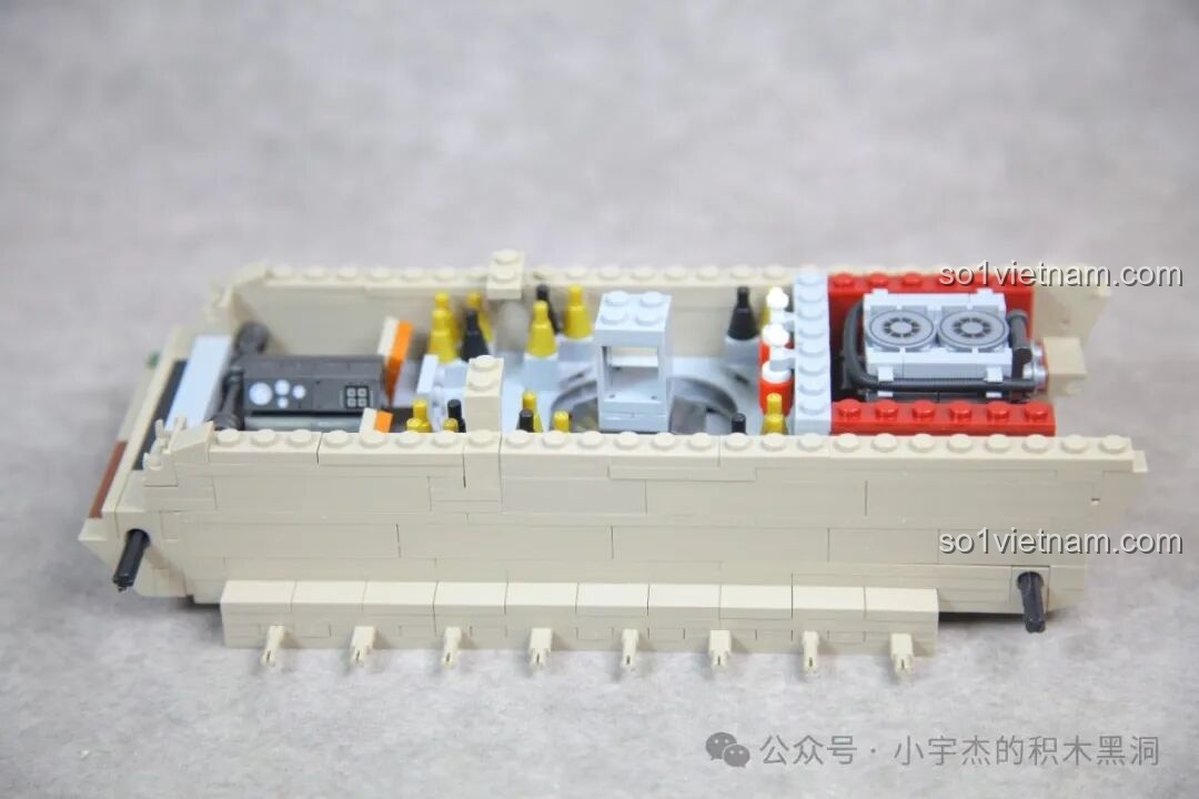 Phần thân dưới của xe tăng Panther G 100252 đã hoàn thiện, sẵn sàng để lắp hệ thống bánh xích.