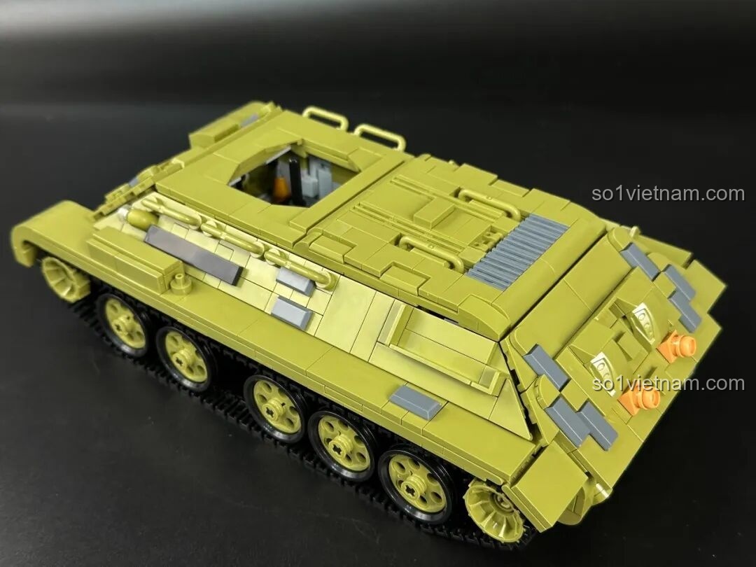 Hoàn thiện phần thân xe tăng T-34 của Panlos với lớp giáp trên cùng được lắp đặt.