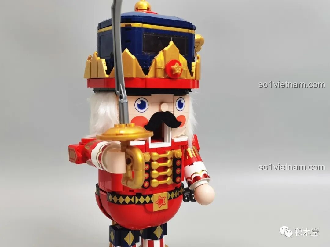 Mô hình Hoàng Tử Kẹp Hạt Dẻ JAKI JK8225 trong tư thế cầm kiếm, sẵn sàng bảo vệ.