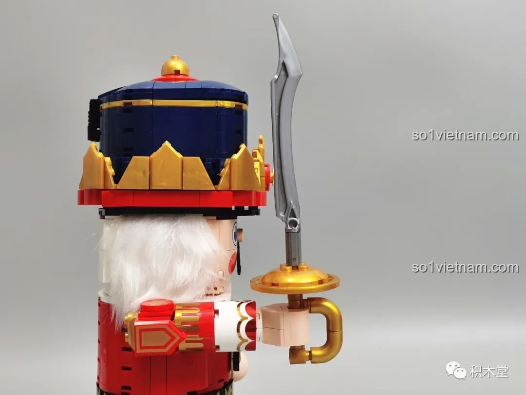 Góc nhìn nghiêng của Hoàng Tử Kẹp Hạt Dẻ khi cầm kiếm, thể hiện vẻ oai vệ.