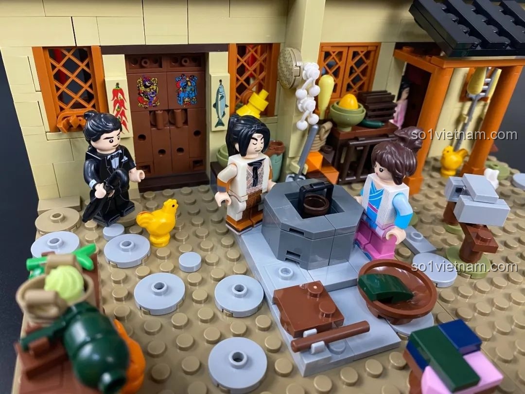 Hoạt cảnh nhộn nhịp trong sân sau với nhiều nhân vật đang làm việc và trò chuyện.