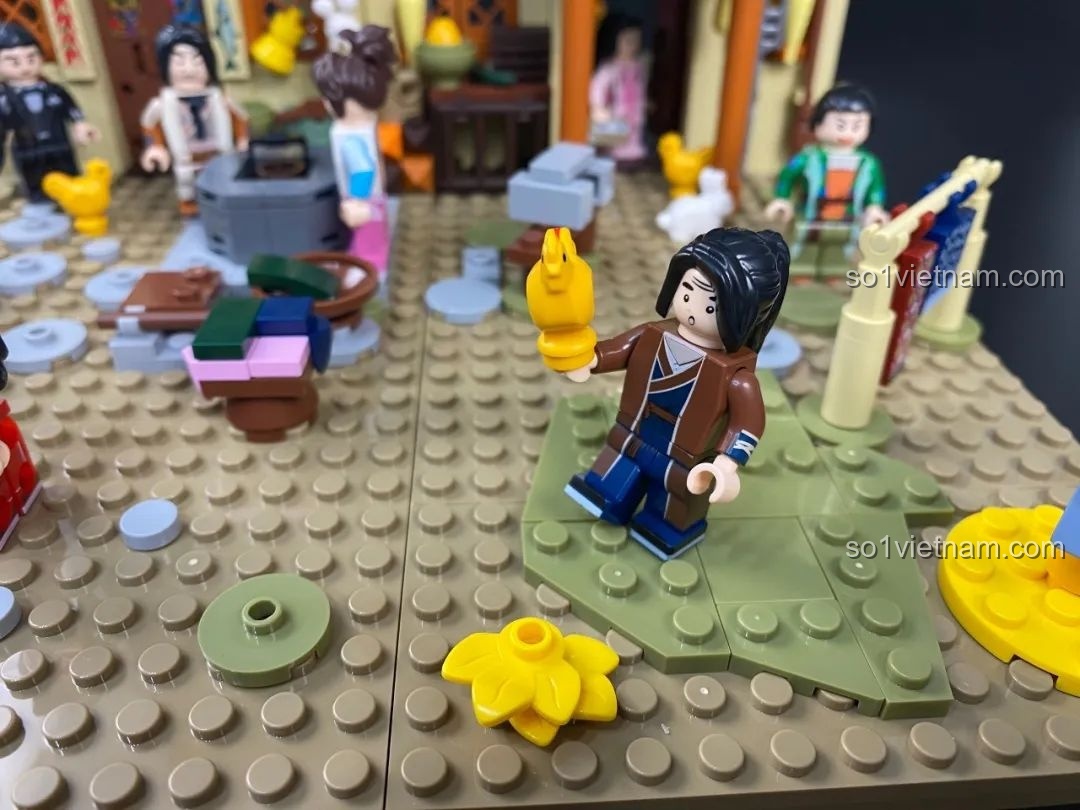 Một hoạt cảnh khác trong sân sau, thể hiện sự tương tác giữa các nhân vật.