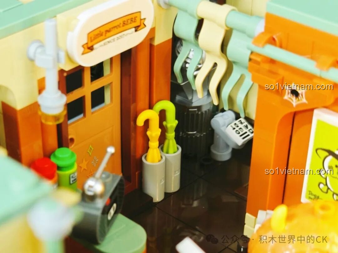 Mô hình Học Viện Phép Thuật BEBE TOP TOY hoàn chỉnh từ 3 lớp học TC2037, TC2038, TC2039, nhìn từ góc chính diện với đèn sáng.