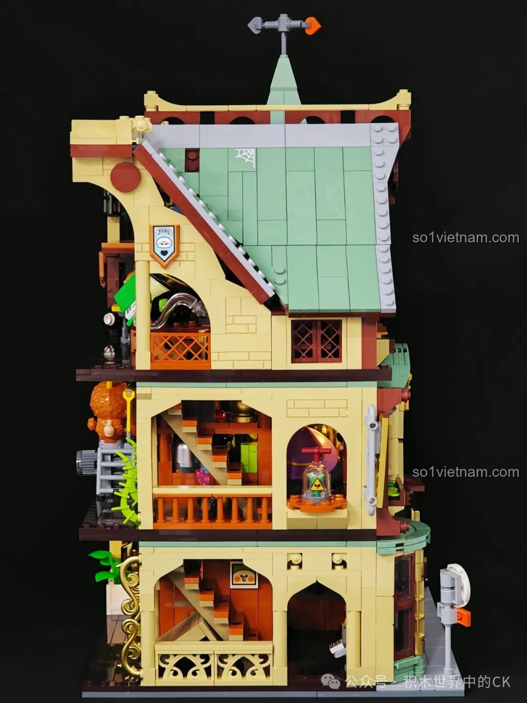 Chi tiết cửa ra vào chính của Học Viện Phép Thuật BEBE TOP TOY, với biển hiệu 