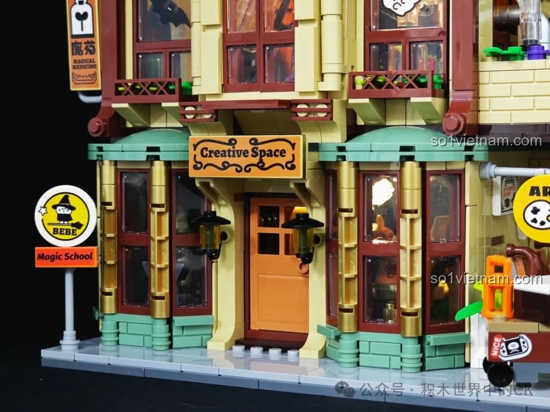 Chi tiết ghế đá và các biển báo phép thuật bên ngoài Học Viện Phép Thuật BEBE TOP TOY, tạo không gian chờ đợi.