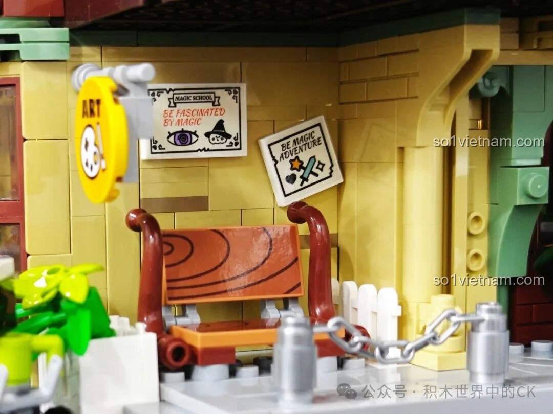 Chi tiết đài phun nước nhỏ với vòi nước hình ấm trà vàng óng bên ngoài Học Viện Phép Thuật BEBE TOP TOY.